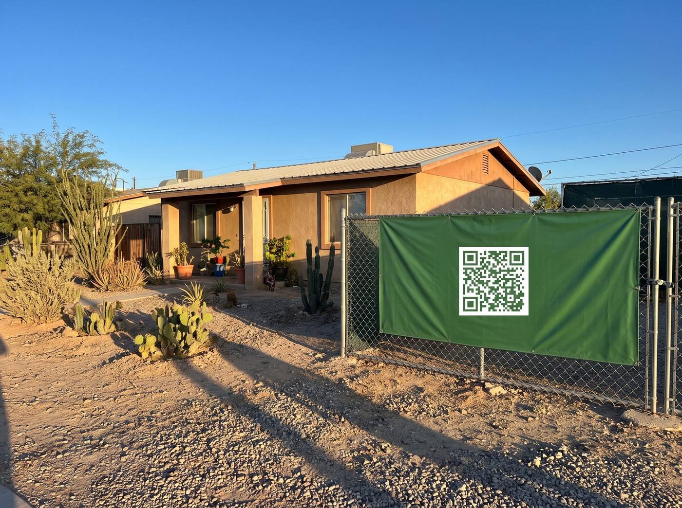 Casa en Mexicali con lona verde y QR único de BrokerOS